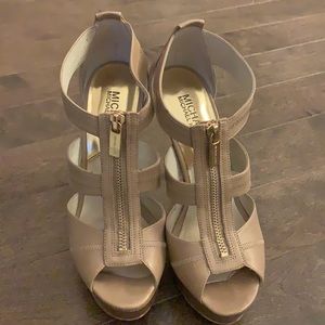 Michael Kors beige pumps